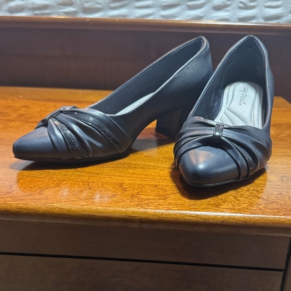 Easy Street Women's Classic Black Flats - Picture 8 of 8